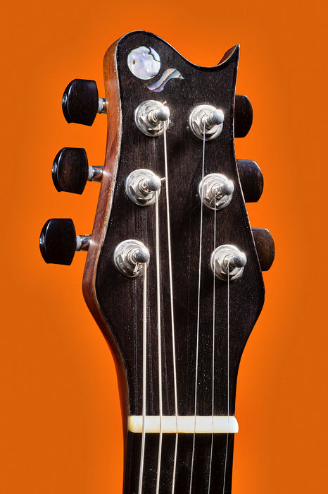 Detailaufnahme des Hals-Korpus-Übergangs einer handgefertigten E-Gitarre von Qcumber Guitars aus Köln.