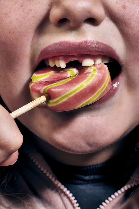 Kind mit Lolli an einem Sommertag fotografiert von Drinkfotografie, in NRW. Perfekt für professionelle Foodfotografie und Drinkfotografie.