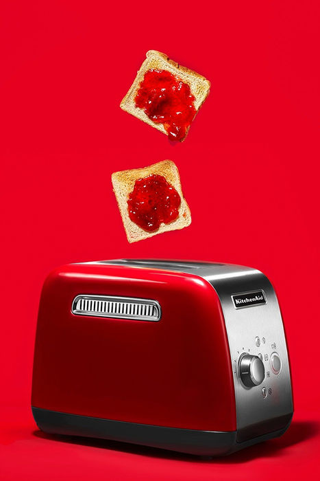 Ein Toaster mit Toast