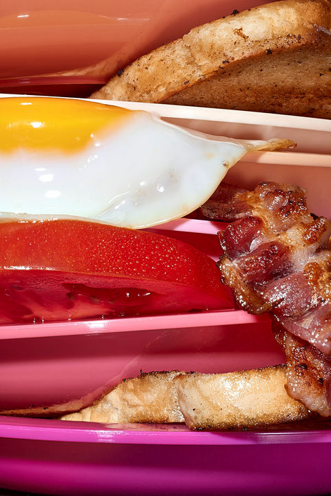 Stapel aus Plastiktellern mit Ei, Toast, Bacon und Tomate Close Up- Foodfotograf Werbefotograf David Weimann