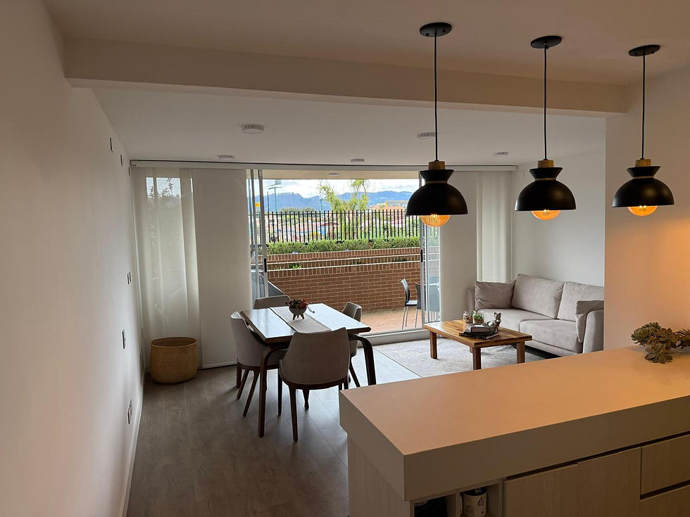 Descubra la comodidad y el diseño contemporáneo en este apartamento en venta, ubicado en Parques de Fontanar, Cajicá, Cundinamarca. Muy cerca del Centro Comercial Fontanar. Tiene 3 habitaciones, la principal con baño y walk-in closet, 3 baños y 2 garajes. Esta propiedad, con una antigüedad 4 años, ofrece un estilo de vida moderno y funcional en una de las zonas con mayor proyección. Al ingresar, encontrarás un baño social, seguido por una cocina tipo americano, impecablemente equipada con muebles de madera clara, electrodomésticos empotrados y una práctica barra, ideal para un estilo de vida contemporáneo. Disfrute de una luminosa sala de estar y comedor de concepto abierto, que se extiende a una terraza de 25 M2, proporcionando vistas urbanas y montañosas. El baño compacto y moderno cuenta con ventana, destacando su funcionalidad y diseño. Este apartamento cuenta con características clave como piso laminado, cocina integral equipada, sistema de ventilación natural y una conveniente zona de lavandería. Cada detalle ha sido pensado para ofrecer confort y elegancia. La vista panorámica desde el balcón complementa perfectamente cada espacio. Su diseño funcional y contemporáneo es ideal para quienes buscan un estilo de vida urbano sin sacrificar la tranquilidad y el confort. El condominio cuenta con Club House, piscina, jacuzzi, sauna, salón social, gimnasio. Zonas infantiles y zonas verdes. Con un precio de $720.000.000, esta es una excelente oportunidad para invertir en su futuro y disfrutar de todas las ventajas que Cajicá ofrece.