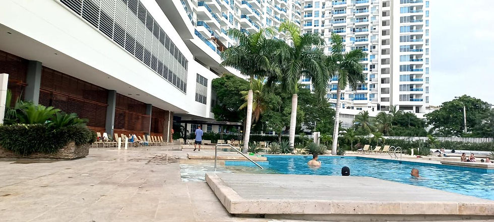 ¡Tu oasis frente al mar en Playa Salguero!
Descubre este espectacular apartamento de 88 m², ubicado en una de las zonas más codiciadas de Santa Marta, a solo pasos de la playa. Este hogar cuenta con 2 acogedoras habitaciones y 2 baños, ideal para disfrutar de la comodidad y el espacio que mereces.
Imagina relajarte en tu amplia terraza de 31,87 m², perfecta para disfrutar del clima caribeño y organizar reuniones con amigos y familiares. La zona social es luminosa y espaciosa, complementada por una práctica zona de ropas y un garaje privado.
El edificio, construido en 2017, destaca por su lujoso lobby tipo hotel, donde recibirás a tus invitados con estilo. Disfruta de las impresionantes piscinas, ubicadas en el primer y último piso, que ofrecen vistas panorámicas del mar.
No dejes pasar la oportunidad de vivir en este paraíso, donde la playa y la comodidad se encuentran. ¡Contáctame para más información y agenda tu visita hoy mismo!