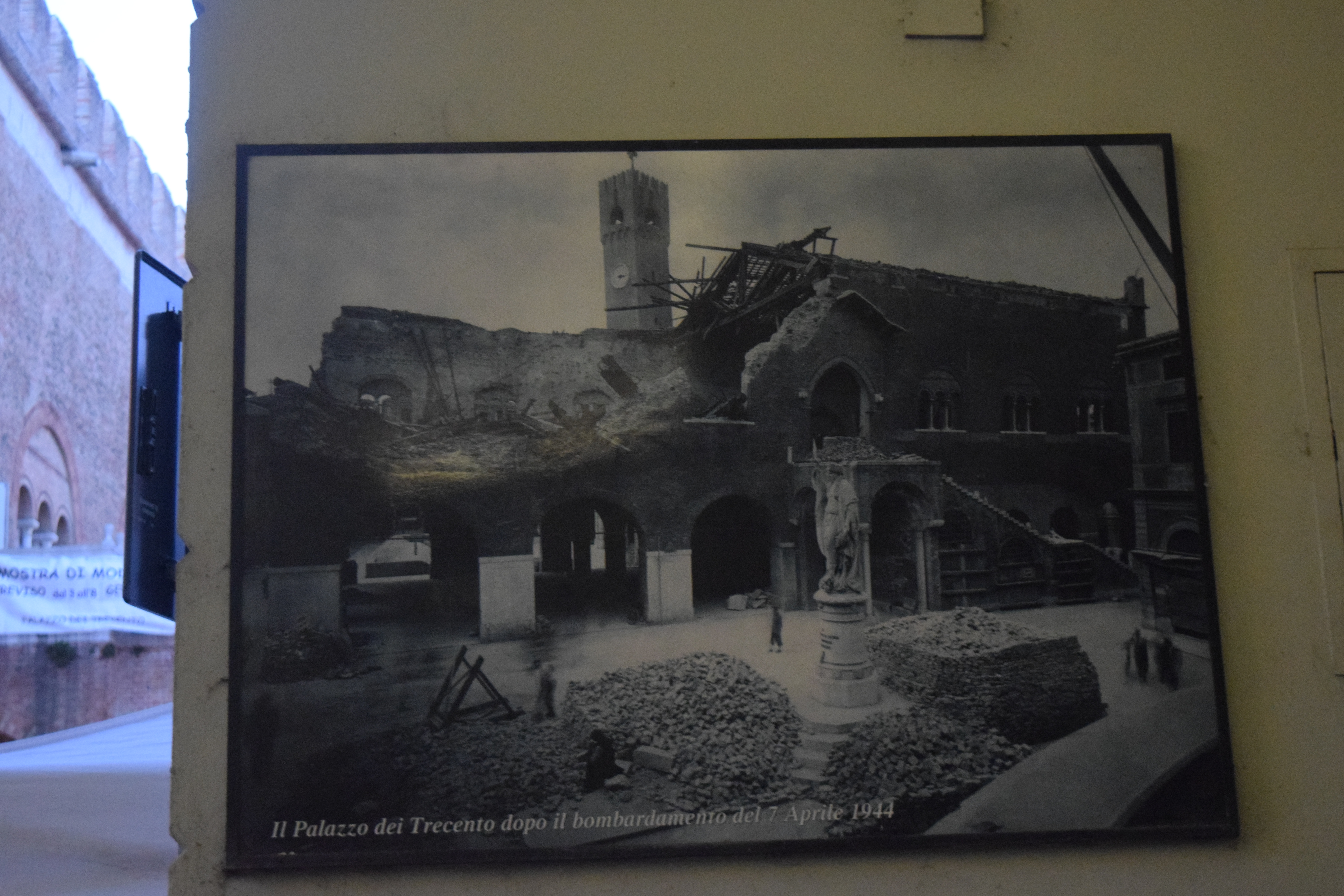 The palace during the bombing