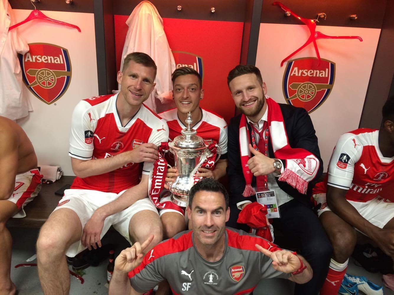 Shad, Özil, Mertesacker, and Mustafi with the FA Cup of 2017/18 season
