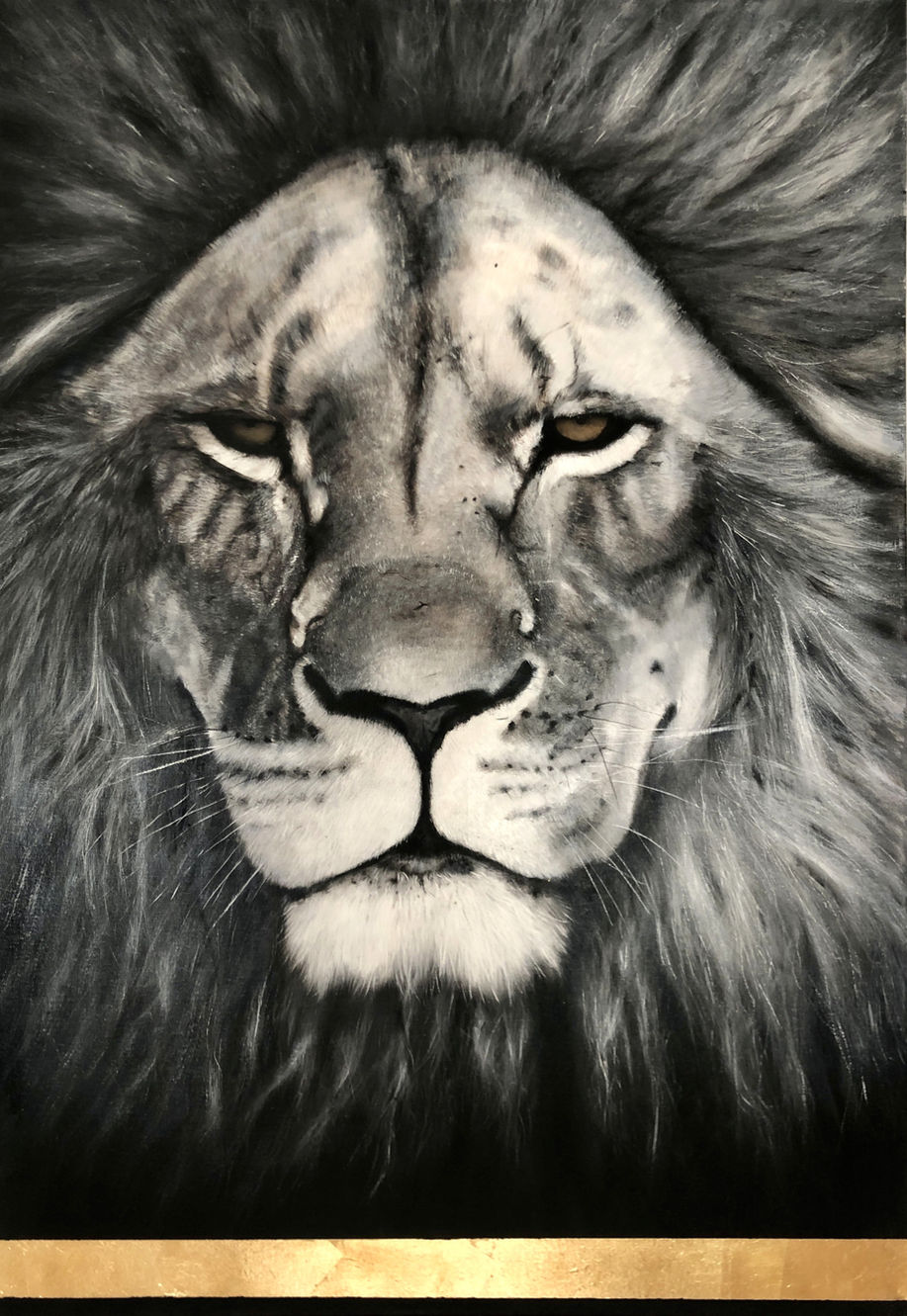Ölgemälde eines Löwenkopfes in schwarz weiß mit Blattgold Verzierung am unteren Rand. Wirkt imposant mit intensiven Augen die einen direkt ansehen.