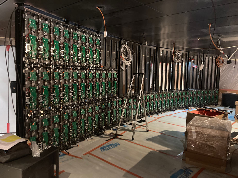 Una volta fissata la struttura metallica realizzata da noi, i tecnici di Pibiesse srl, si occupano della parte elettronica.
I moduli (più di 100) vengono fissati e collegati.