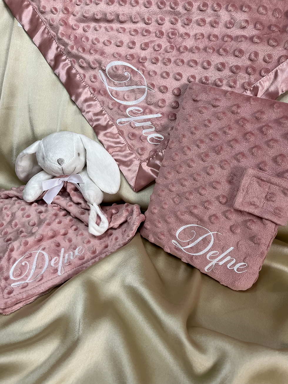 Miniature : Coffret bébé personnalisé au prénom de l'enfant, avec couverture, doudou et protège carnet. Cadeau de naissance parfait