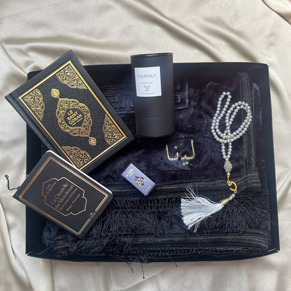 Coffret cadeau de prière personnalisé avec tapis de prière, Coran, musc et chapelet assortis.