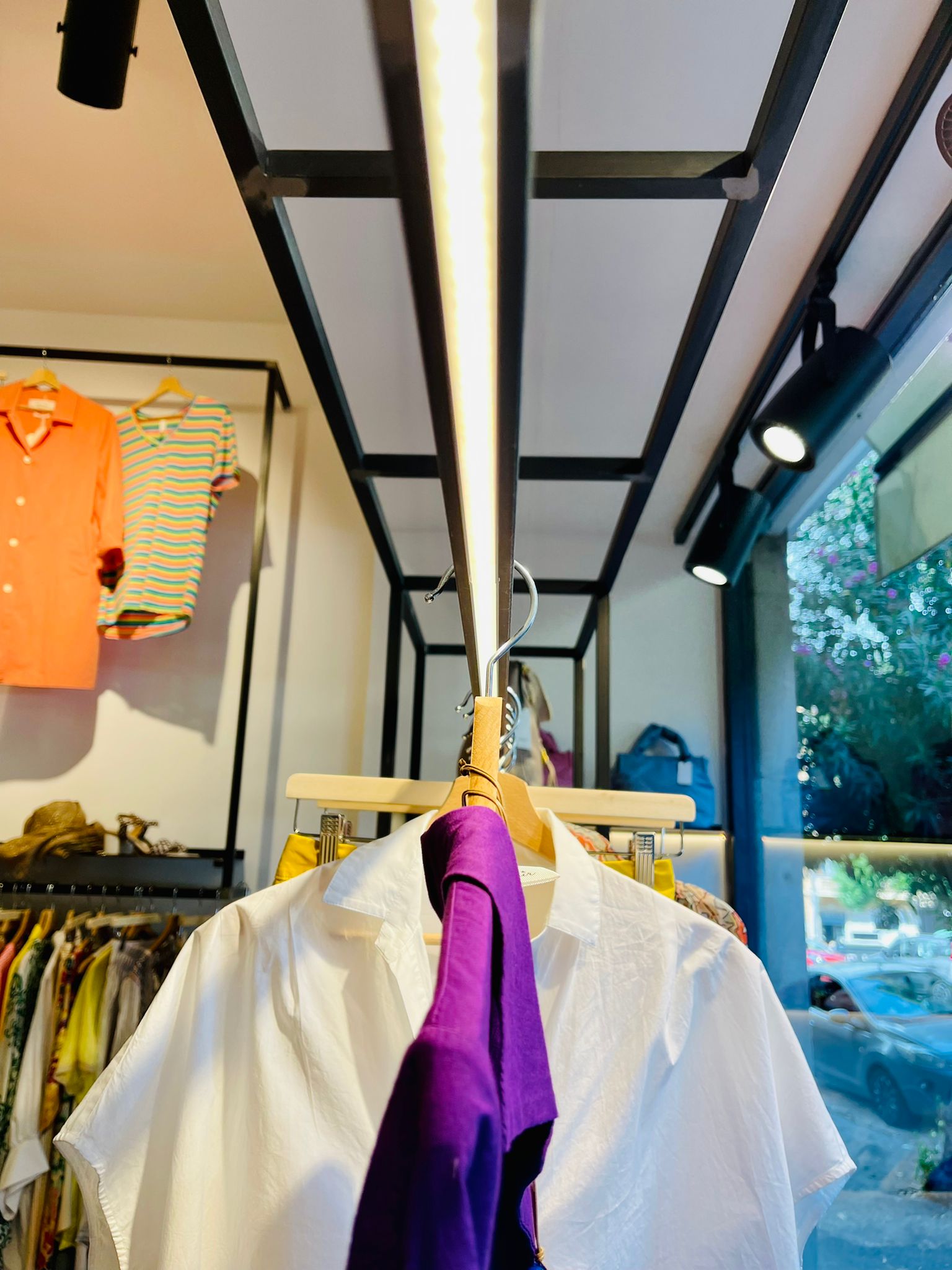 Negozio di abbigliamento con illuminazione a binario LED