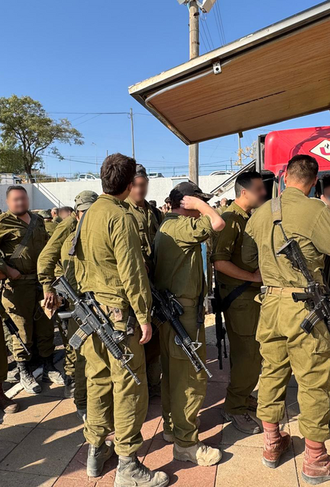 חיילים ישראלים ליד עגלת אוכל