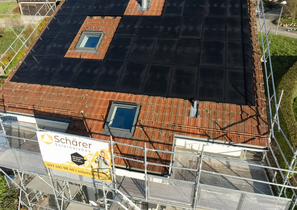 Moderne Solaranlage von Schärer Solarholzbau auf Dach montiert