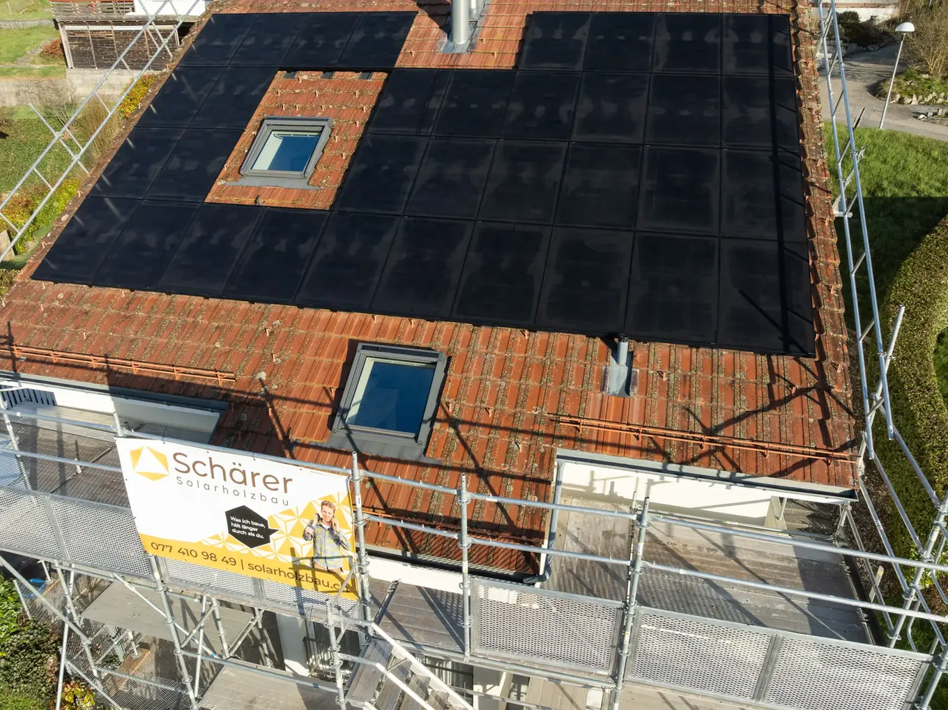 Moderne Solaranlage von Schärer Solarholzbau auf Dach montiert