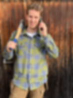 Sandro am Telefon mit Axt auf der Schulter.jpg