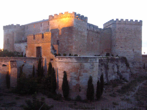 Exterior Castillo Topas