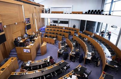BRUZZ: Première table ronde contre le racisme et consultation citoyenne au Parlement bruxellois