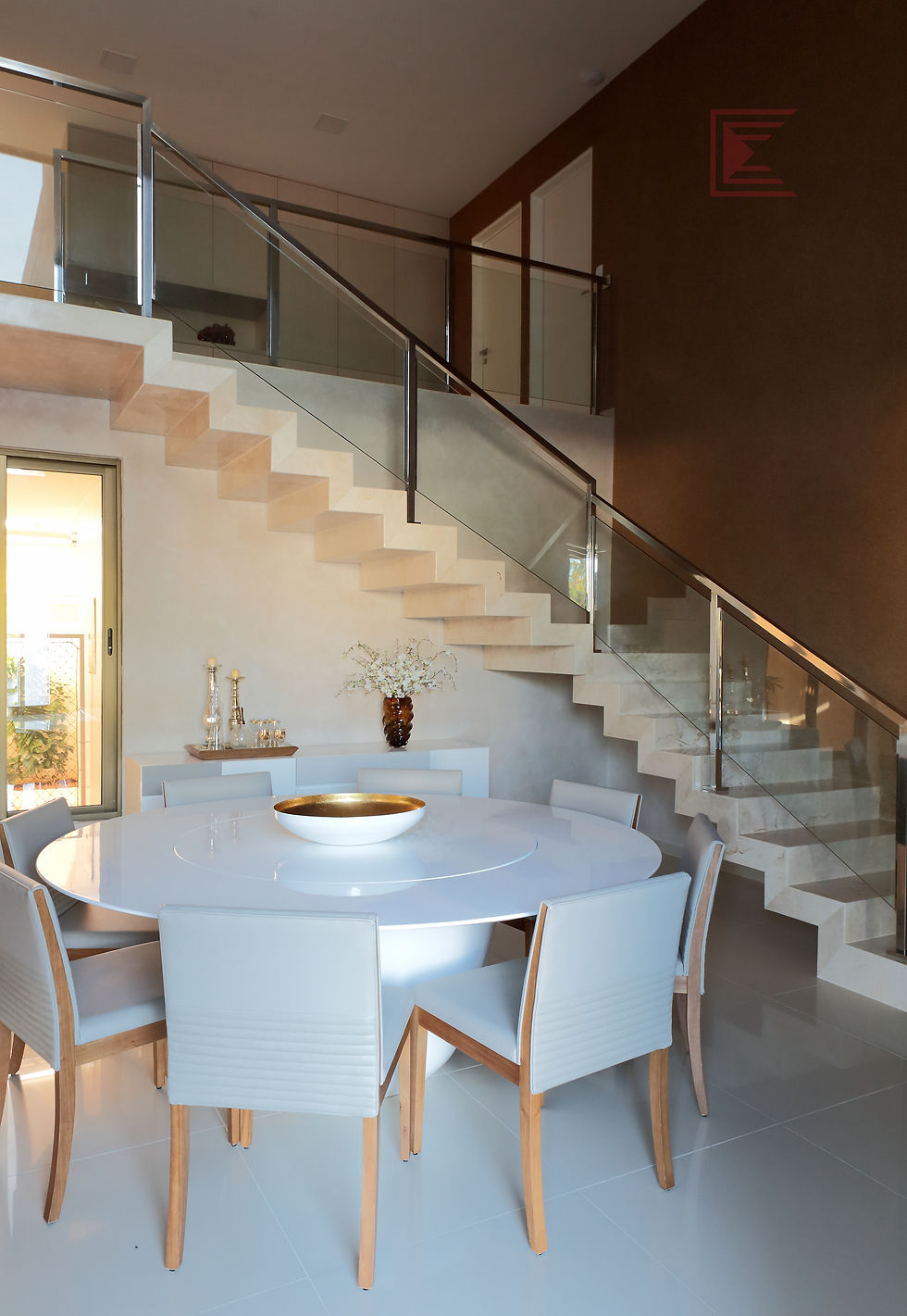 Escada envelopada em Mármore Crema Marfil.
