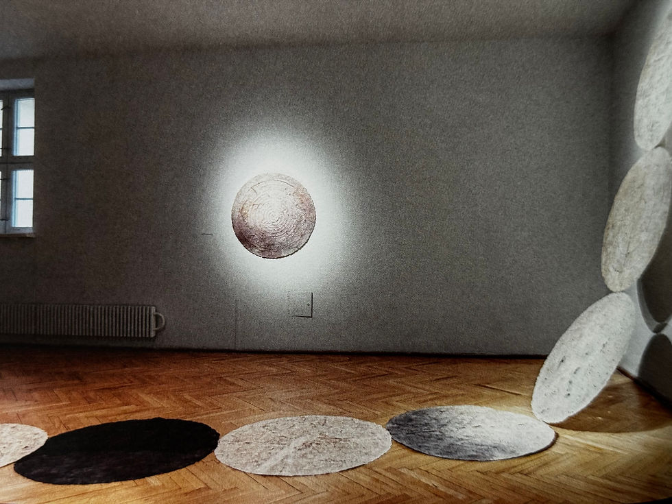 Virginija Kirvelienė. Takas I-IX, 2024-2025. Medvilnės pluoštas, popierius, smėlis, žemė; sluoksniavimas, reljefiniai šaligatvių grindinių antspaudai ∅ 91-94 cm. Giedriaus Akelio nuotr.