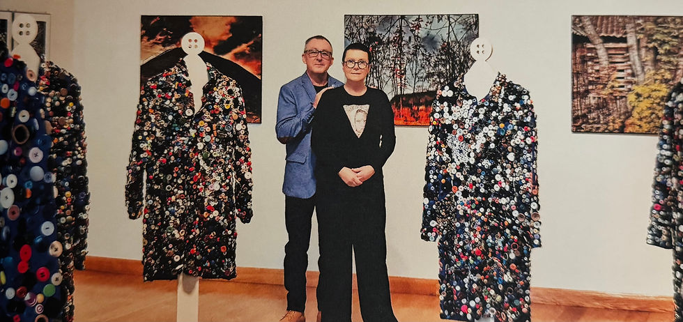 Parodos „Saga apie Lietuvą" atidaryme apie savo sumanymą pasakoja menininkė Lilija Valatkienė ir kultūrologas Vytautas Jonas Juška. Bitės Urbonės nuotr.