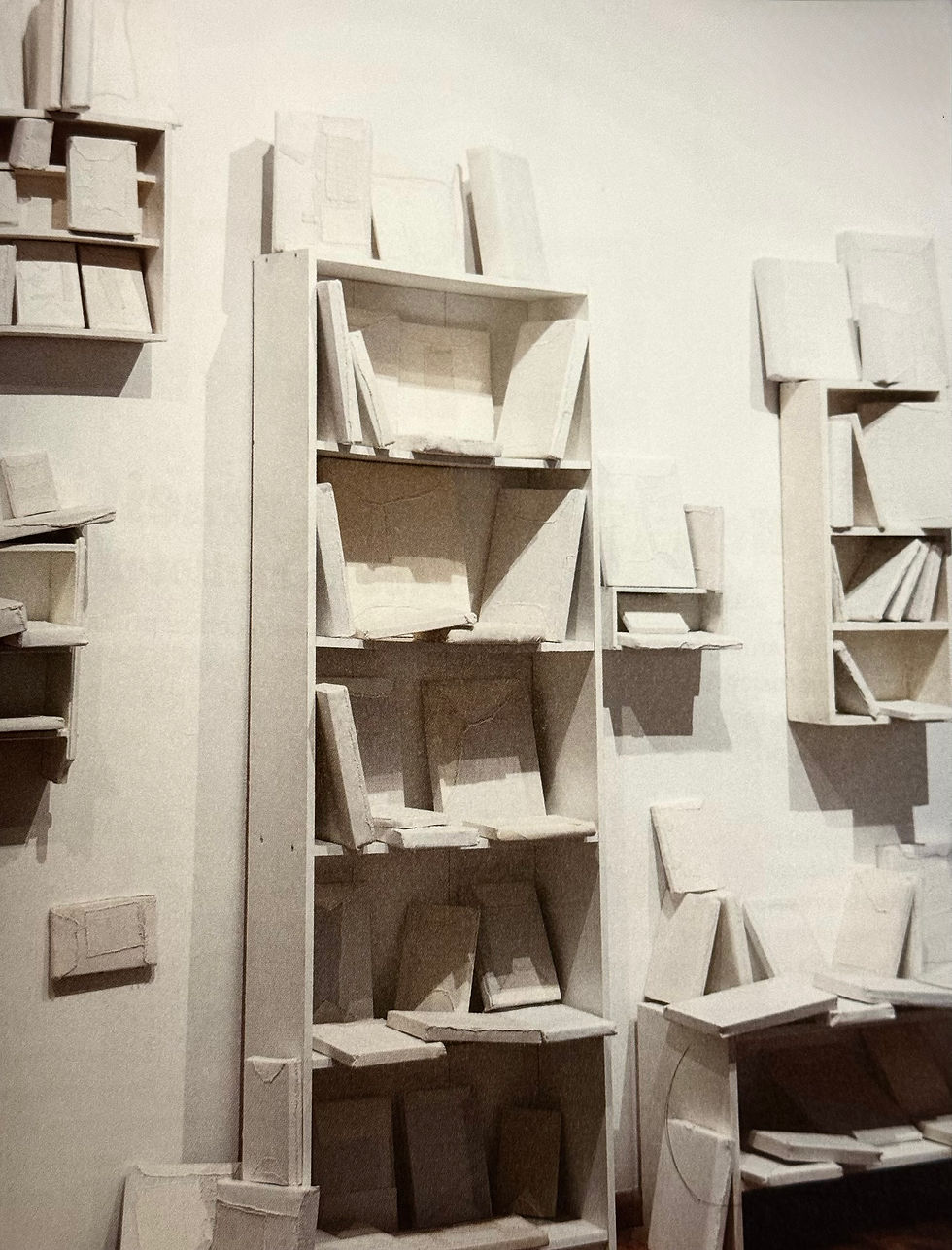 Arūnė Tornau Instaliacija Mirusios knygos (fragmentas), 2023-2025 Senos knygos, naudota tekstilė Lauryno Skeisgielos nuotr.