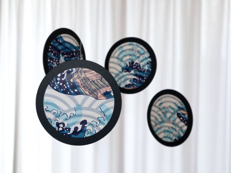 大和グラビヤ株式会社様からのご依頼で、葛飾北斎の絵をモチーフにしたモビール「Ukabu-é」を作りました。