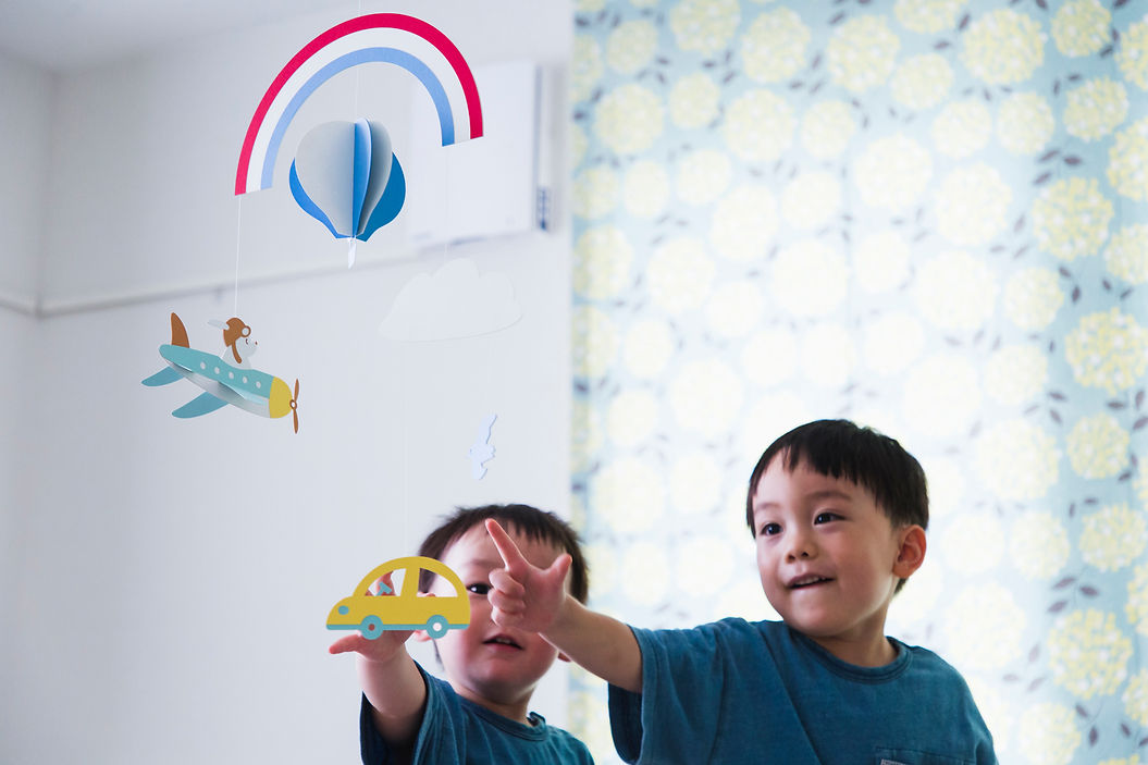 モビールを見る子供たち