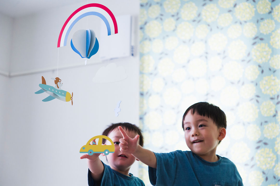 モビールを見る子供たち