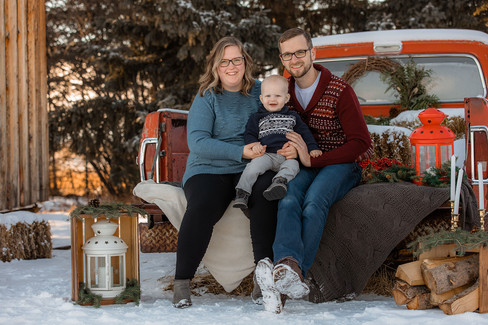 Winter family photos with mom dad and son