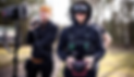 Ein Drohnenpiloten bei der Erstellung professioneller Drohnenaufnahmen mit FPV-Brille und Fernsteuerung im Freien