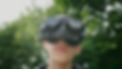 Nahaufnahme einer Person mit Videobrille im Freien, bereit zum Steuern einer Kamera-Drohne über direkte Bildübertragung