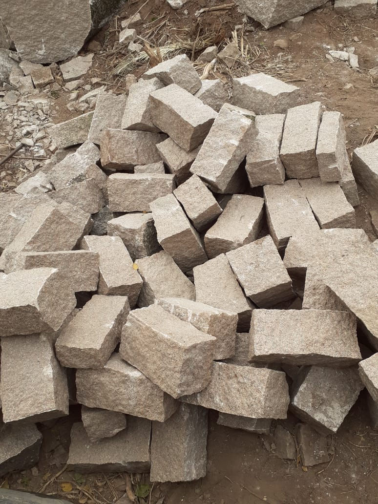 Pedra Bruta, Folheta e Pilastras