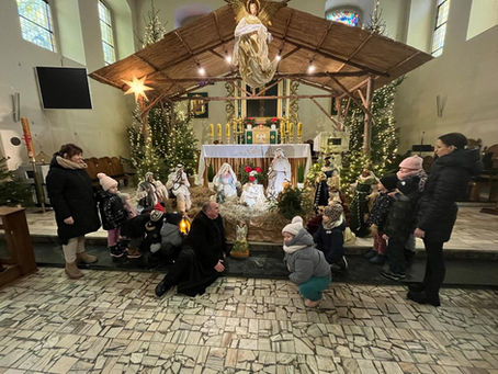 Dzieci z "Ancymonka" z kolędą u Żłóbka