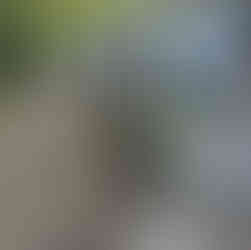 Baustelle mit Graben für die Verlegung der Kältemittelleitung einer Luft-Wasser-Wärmepumpe zum Einfamilienhaus