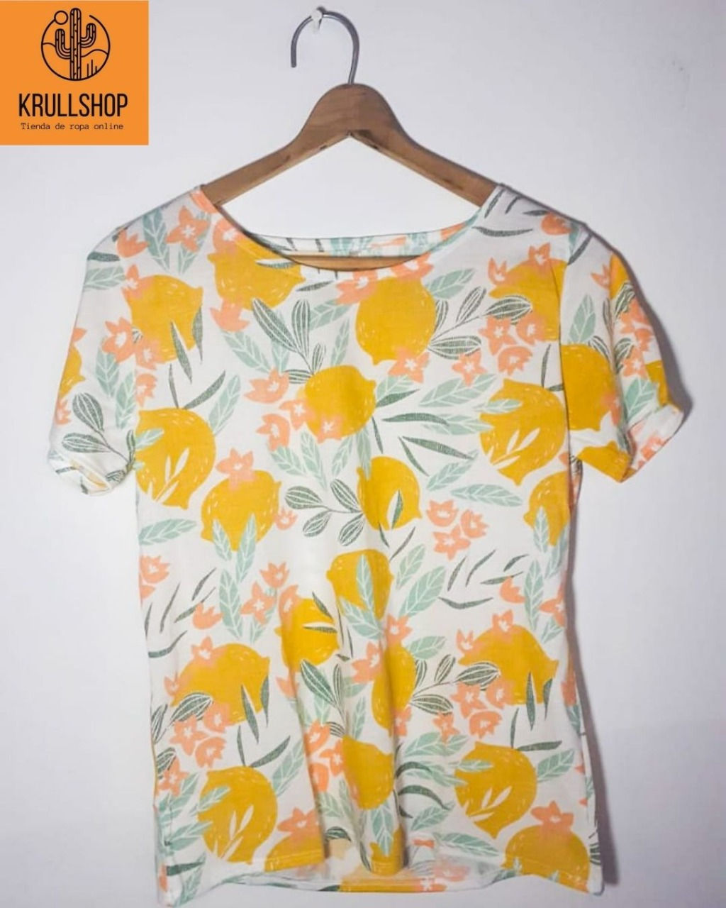 Camiseta blanca-flores