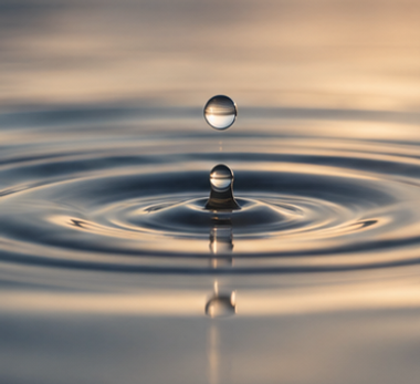 Ondulations concentriques sur l’eau évoquant l’approfondissement de l’état hypnotique
