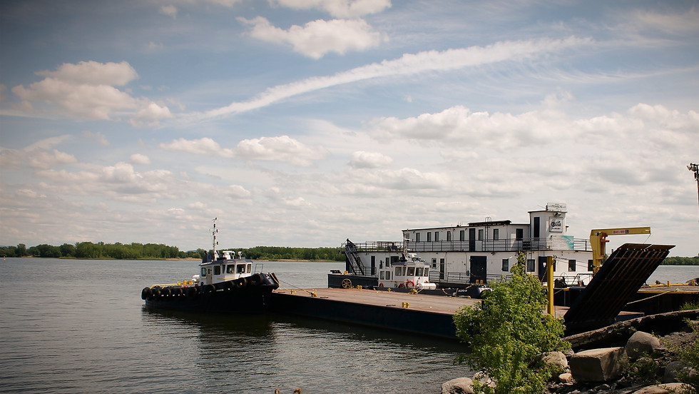 Un bâteau à quai sur le fleuve St-Laurent