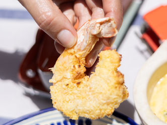 Langostinos crocantes de coco con mayonesa de mango