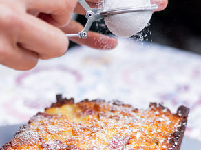 Torta de almojábana con queso y bocadillo.