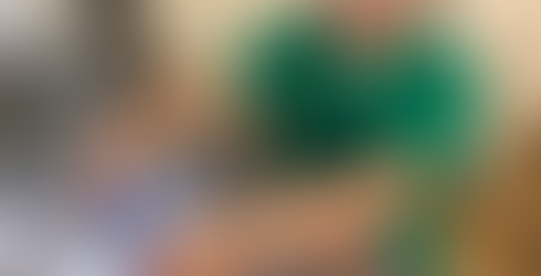 Criança lavando louça em ambiente preparado montessoriano