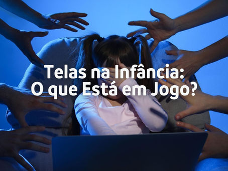 Menina em tela de computador com mãos ao redor demonstrando a insegurança que está por trás das telas