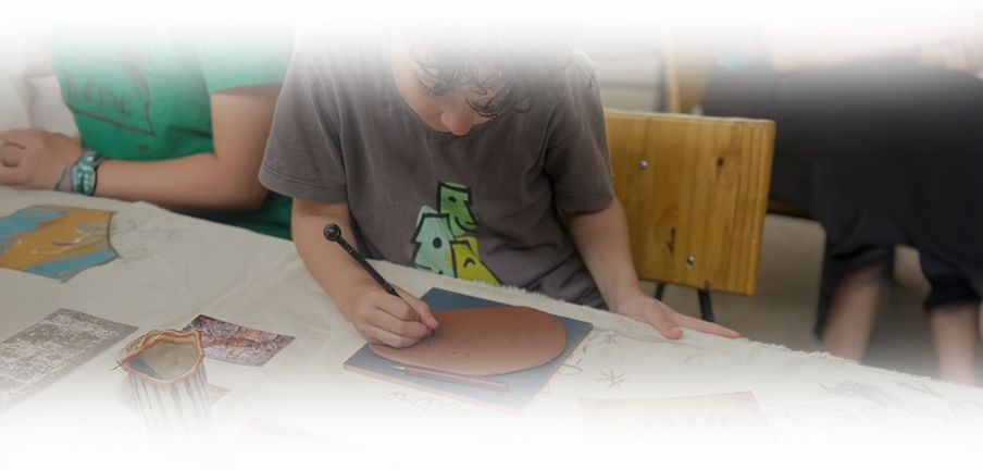 crianca-atividade-desenho-expressao-criativa-montessori-escola-tatuape_edited.png