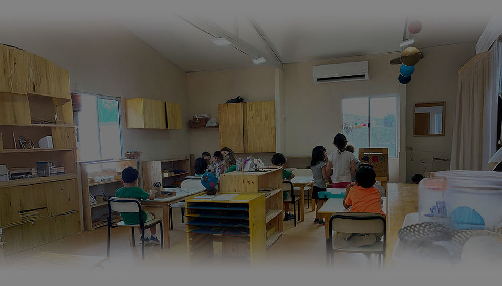 Crianças trabalhando de forma autônoma em sala de aula Montessori com materiais educativos em ambiente preparado de escola com programa bilíngue no Tatuapé em São Paulo, com destaque para a educação baseada no método Montessori.