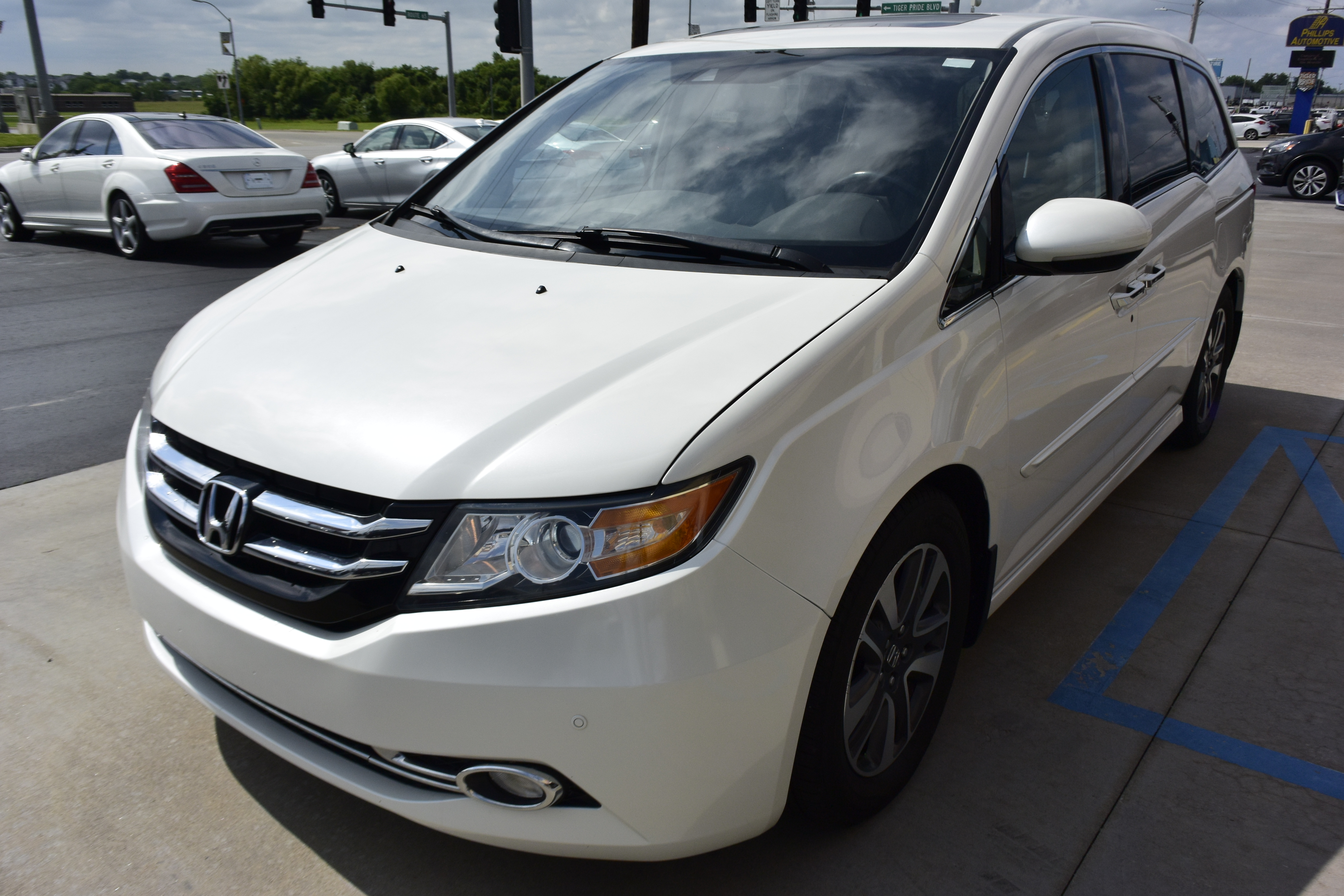 2015 Honda Odyssey Touring Elite's photo