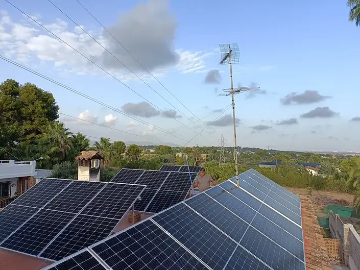 Paneles solares en el tejado 