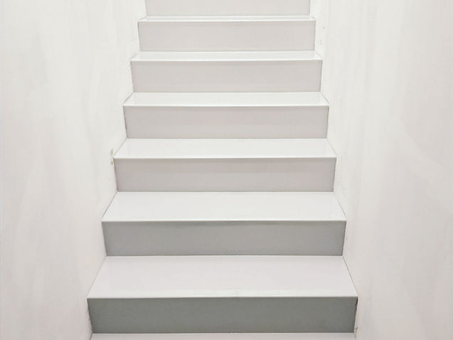 Bílé epoxidové schodiště s minimalistickým bezespárovým povrchem