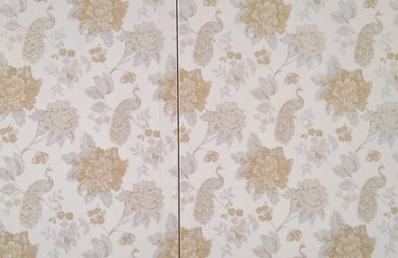 Textilní tapeta na stěně a dveřích musela dokonale sedět. 