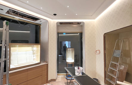 Průběh instalace textilních tapet Cartier