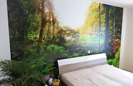 Lesní motivy nikdy nevyjdou z módy. Tapetářské práce. Kladno