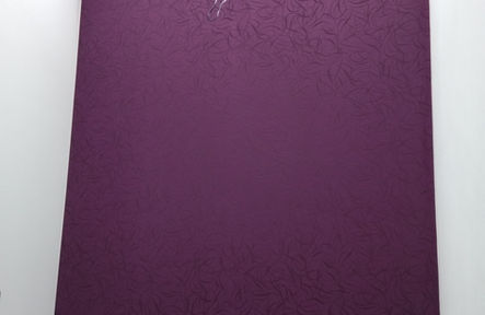 Tapetářské práce v chodbě. Výrazná barva tapety oživila interiér chodby rodinného domu. 