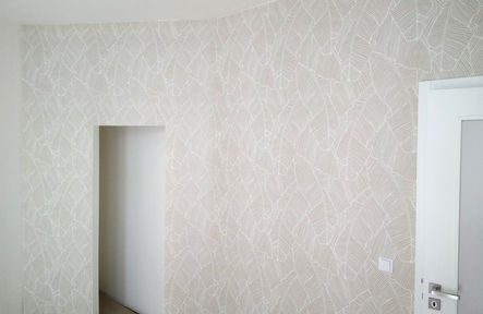 Jemný odstín tapety se zajímavým vzorem zdobí stěnu ložnice bytu na Praze 6.