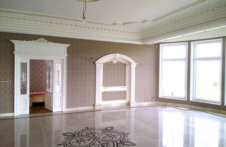 Tapetování luxusní tapetou v šíři 150cm v rodinném domě u Prahy.